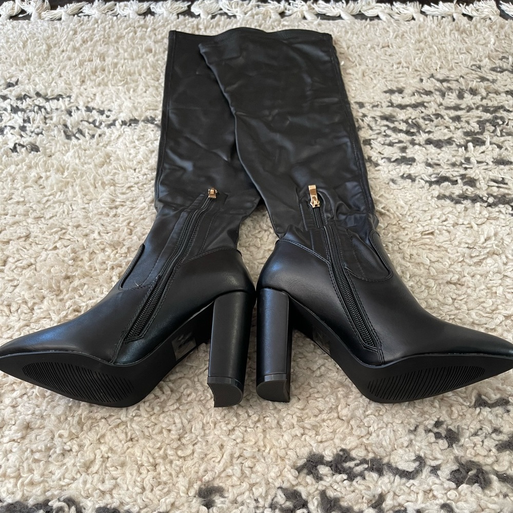 AZALEA WANG ABOVE THE KNEE LEATHER STRETCHABLE BOOT WITH HEEL SIZE 6.5
